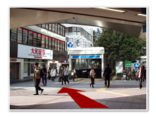 横浜駅　相鉄口を出てそのまま大和証券に向かってください